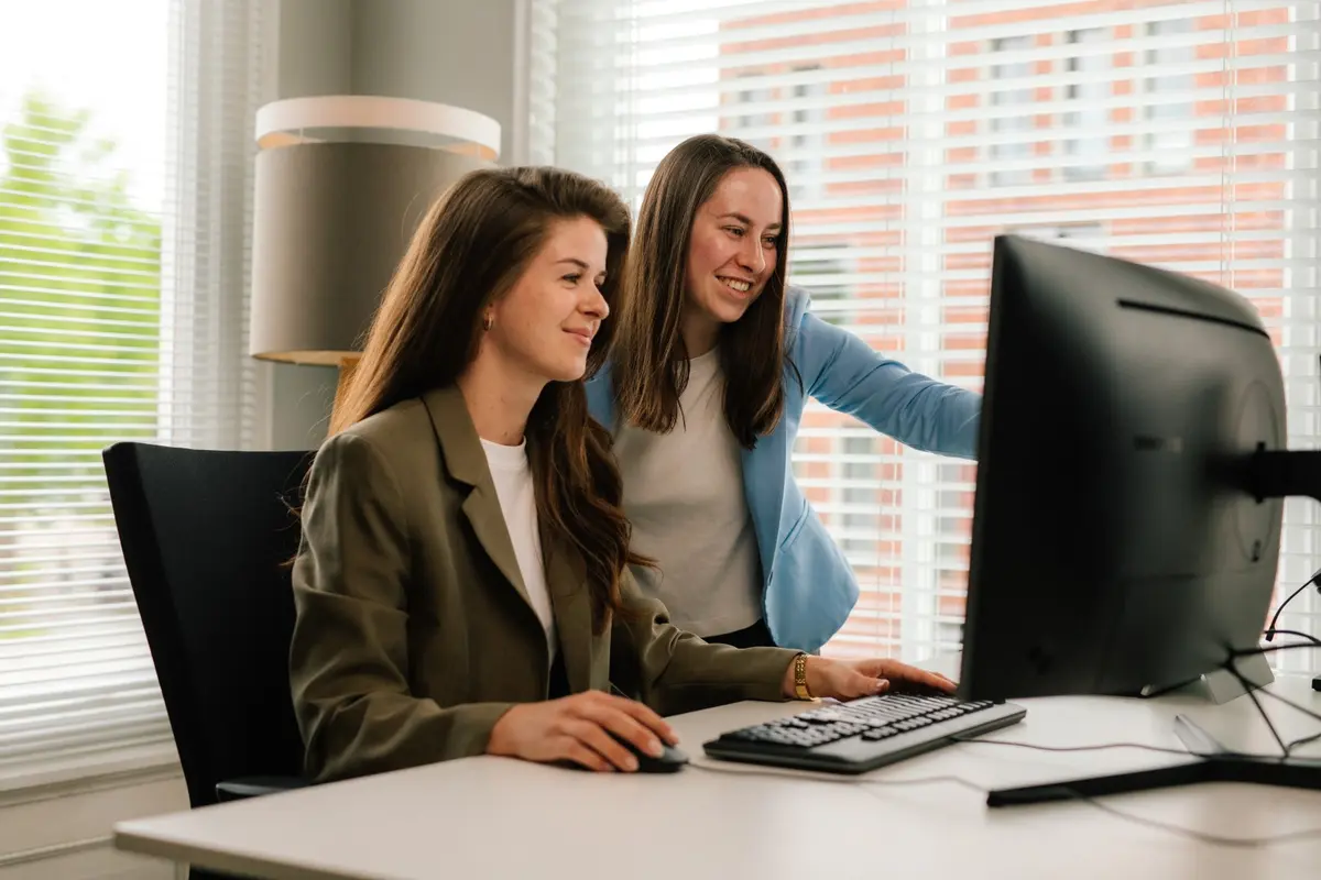 Adviseur van Wente aan een laptop in gesprek met een klant
