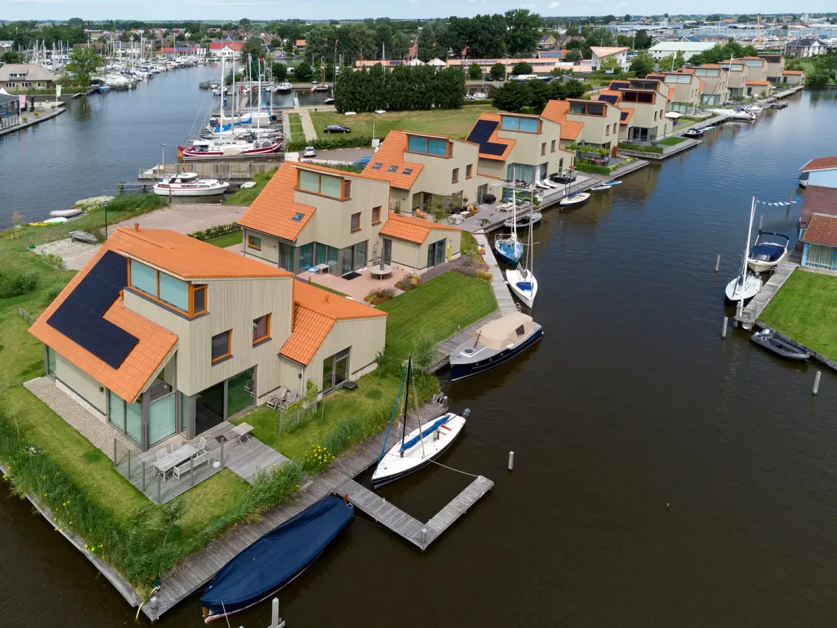 Luchtfoto van de recreatiewoningen van Gouden Boaijum aan het water in Heeg